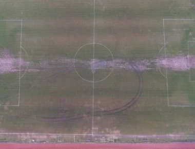 Άγνωστοι «μπούκαραν» στο γήπεδο της Χρυσούπολης με αγροτικό και χάλασαν τον τάπητα… σπινιάροντας!